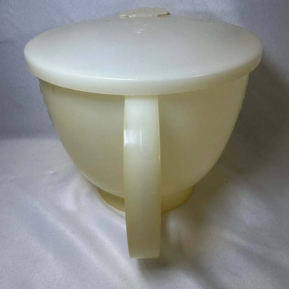 Vintage Tupperware Mix-N-Stor 2 Quart‎ Measuring Pitcher with Lid 1243 Cream